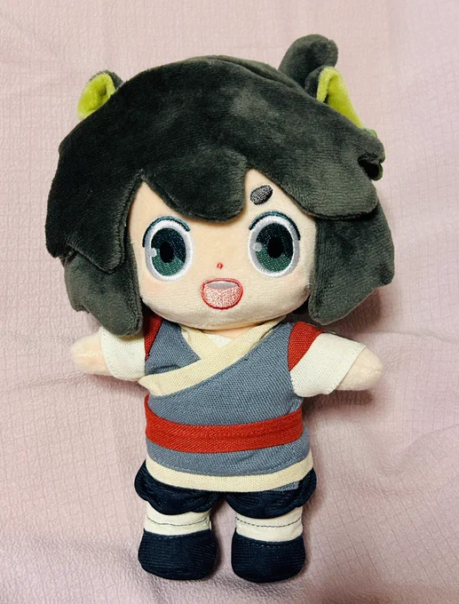 小黒のぬいは、露小黒戦記が上映してた映画館で買ったものなんだけど… この頃は人型のぬいをあんまり持ってなくて、 『顔を揉んで整える』ことを知らなかったんだ。 さっき初めて揉んでみたら、小黒、顔の左右のバランスが良くなった! 別個体みたい