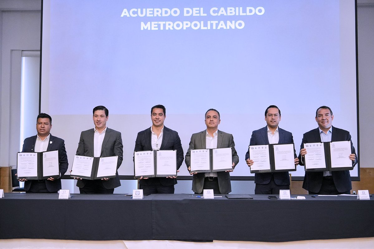 FeliFerMacias's tweet photo. En Querétaro, trabajamos en unidad para proteger a nuestras familias y seguir construyendo una cultura de paz, respeto y armonía.

Atendiendo el llamado de nuestro gobernador @makugo y en equipo con los presidentes municipales de la zona metropolitana, firmamos un acuerdo histórico para prohibir eventos, espectáculos, conciertos o presentación artística que hagan apología del delito o promuevan la violencia.