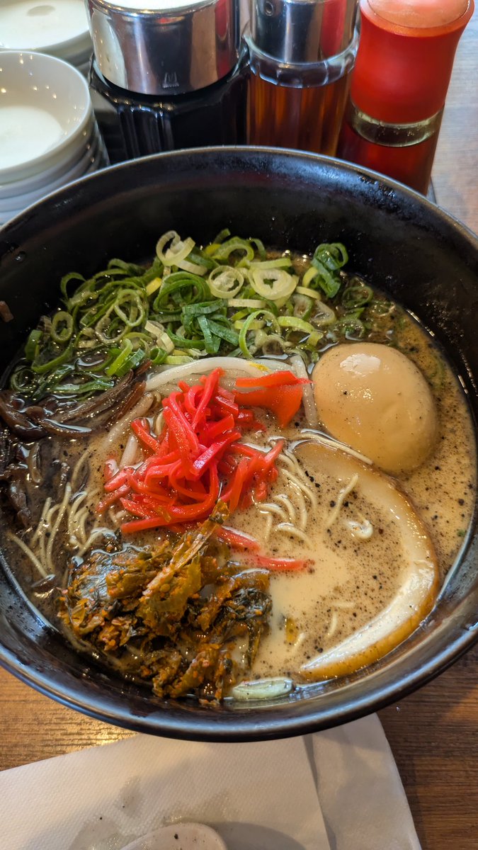 ※昨日の昼の分です🙇💦
●博多龍ノ髭　宇都宮店さん　🍜1
※《8月》🍜1杯目
-----------------------------------　　　　　　　　　　　　　　　　　
【合計：🍜347杯目】
-----------------------------------
サンコン👖：
・🍜1　　 黒ラーメン（味玉入り）
　　　　　並盛・細麺（バリカタ）