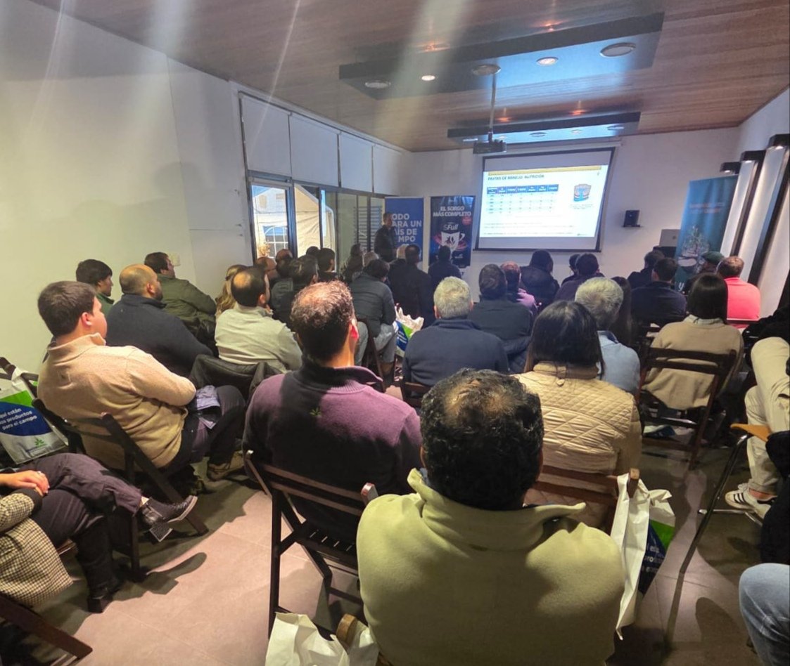Almacen_Rural's tweet photo. Gracias a todos quienes nos acompañaron hoy en la charla de SORGO junto a @YalfinSA en nuestro local de FLORIDA.💪 https://t.co/xsNkwNg3CY