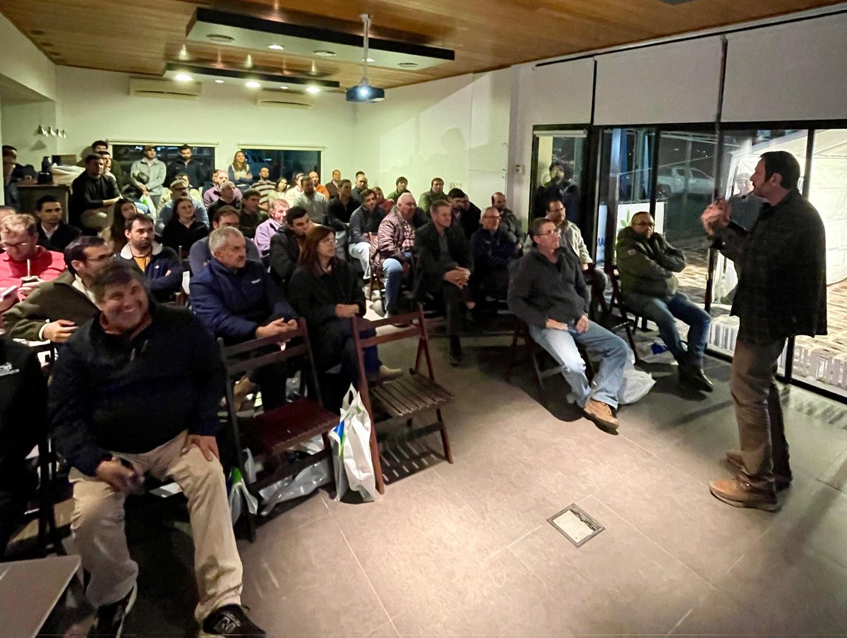 Almacen_Rural's tweet photo. Gracias a todos quienes nos acompañaron hoy en la charla de SORGO junto a @YalfinSA en nuestro local de FLORIDA.💪 https://t.co/xsNkwNg3CY