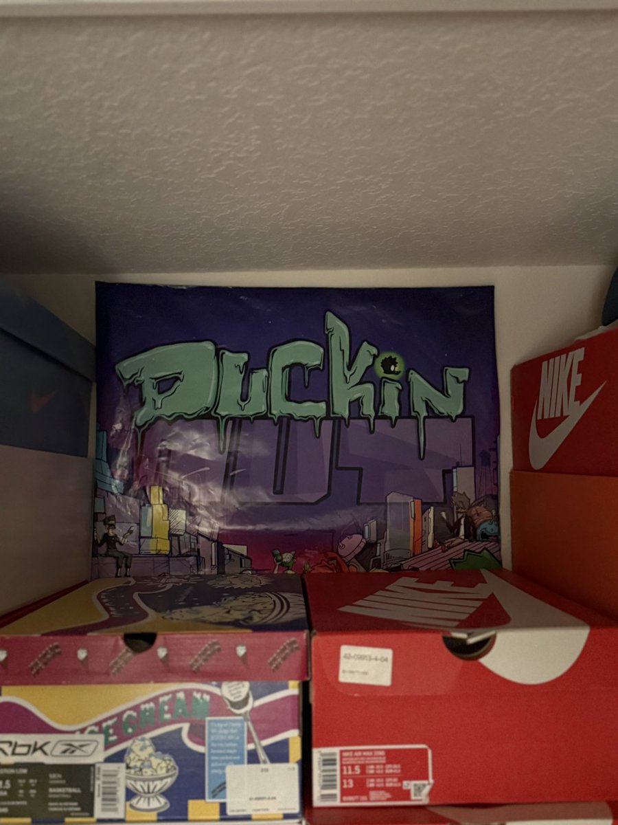 Sooo it’s definitely Duck season!!! 

Packaging is so fire I had to pin it up on the wall behind where my Rick and Morty Pumas show off their Vibrant shiii 🤘
<a href="/DazedDucks_sol/">DazedDucks</a>