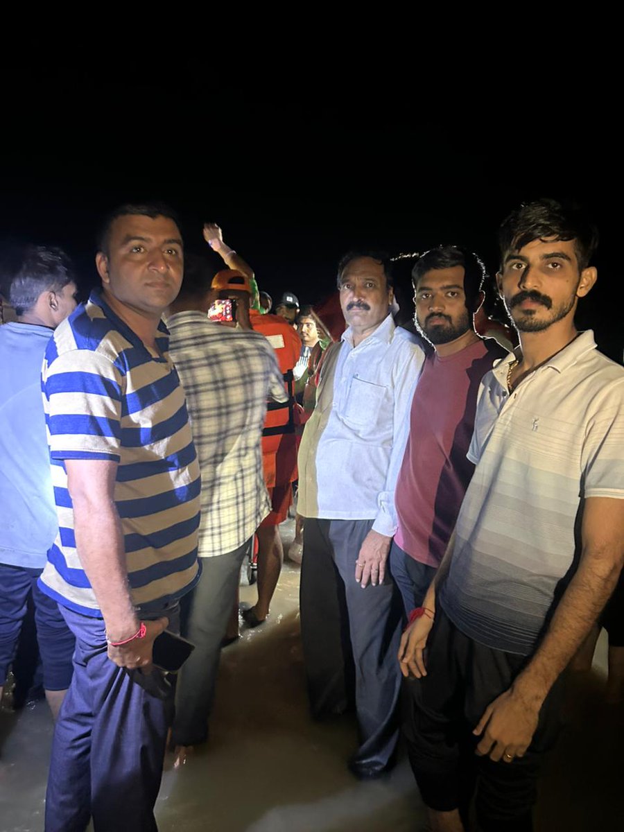 બાલાગામ ગામે રાત્રે 4 લોકો પાણીમાં ફસાયેલ હોય તથા એક બેનને સાપ કરડવાની પંચાયત મંત્રી શ્રી બાલાગામ ને જાણ થતા કંટ્રોલ રૂમ ને જાણ કરેલ. NDRF ni ટીમ દ્વારા તમામ લોકોનું રેસ્ક્યુ કરવામાં આવેલ છે. ફોટામાં સામેલ Ndrf ટીમ , તમામ TCM શ્રી અને તા.પં.ના સ્ટાફ.<a href="/TDO_MANGROL_JND/">TDO-MANGROL(JUNAGADH)</a> <a href="/DdoJunagadh/">DDO Junagadh</a>