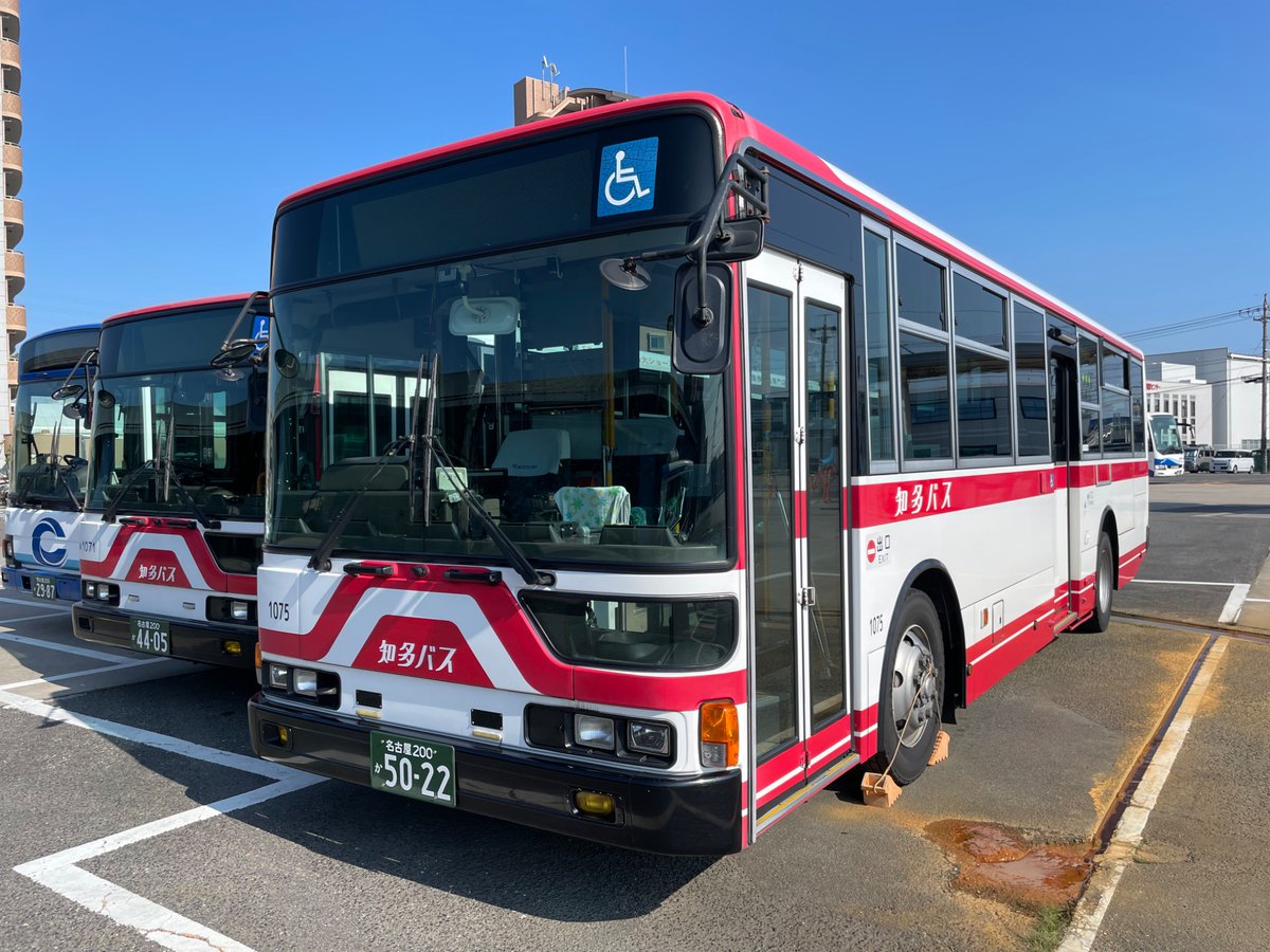 こんにちは😀#知多バス です🚌

高校野球準決勝⚾️　#日大三 対 #県岐商 が試合中ですが、やはり高校野球は何が起こるか分からないから楽しいですね🥰県岐商は、今最も勢いがあるチームなので頂上まで一気にかけあがってほしいです👍

#今日の一枚 
半田営業所1075です☺️このバスも運転しやすいんです☺️
