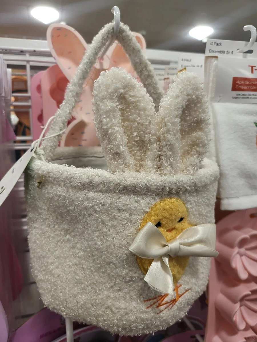 This display is bursting with adorable Easter char 🐰🌸 From the colorful bunny figurines 🎨 to the soft, fuzzy basket with bunny ears and a sweet little chick 🐥🎀, it’s a festive and playful setup perfect for spring decorating or Easter egg hunts! 🐣🌷🥚