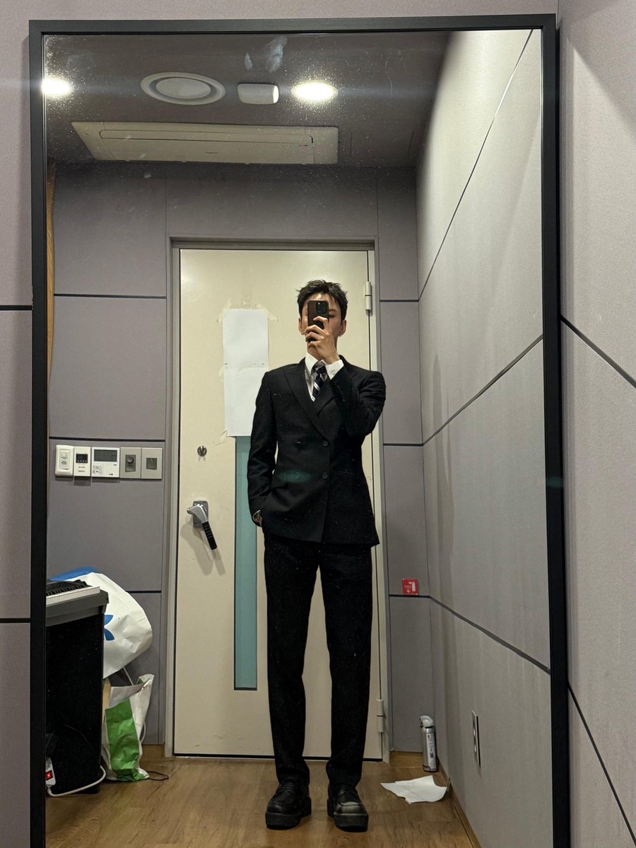 monodeeei's tweet photo. 생일인데 결혼식수준으로 꾸미고등장한거 다시생각해도웃기다 귀엽고 https://t.co/W60Pec2PY9