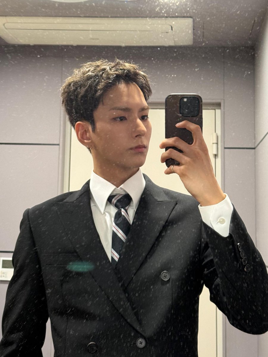 monodeeei's tweet photo. 생일인데 결혼식수준으로 꾸미고등장한거 다시생각해도웃기다 귀엽고 https://t.co/W60Pec2PY9