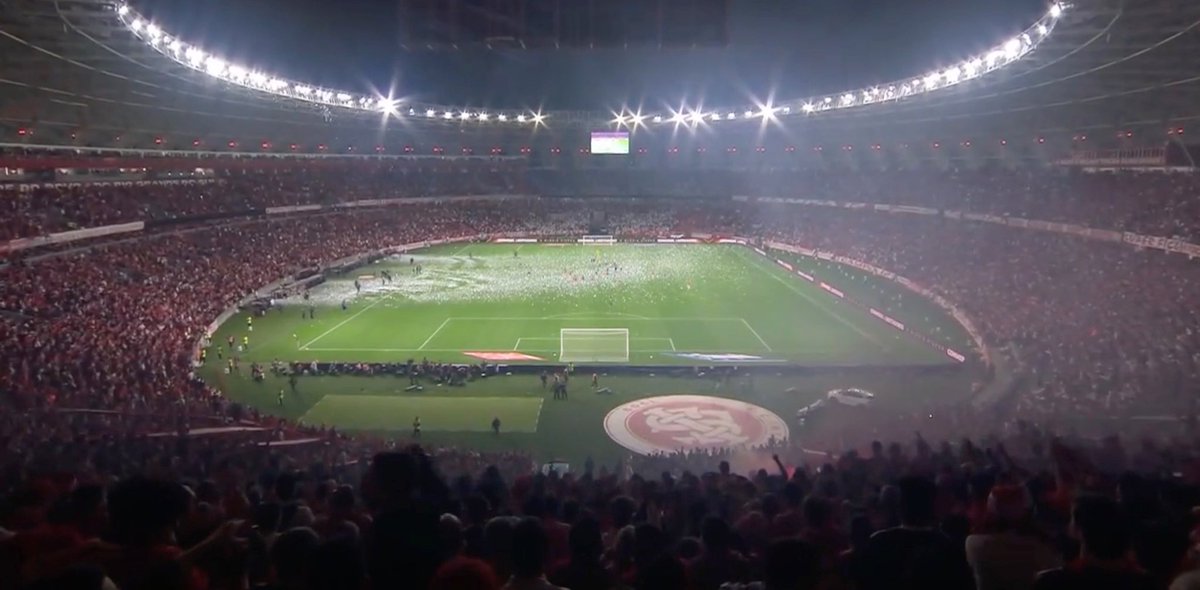 Qué aroma de Copa Libertadores noventera con los papelitos en el césped en Porto Alegre. De momento, se retrasa el inicio del partido.