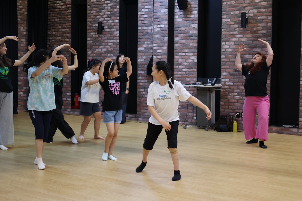 🇨🇦🎭🇰🇷 Ateliers, projections de films et performances – Les artistes canadiens inclusifs ont illuminé KIADA 2025 ! Un échange culturel inoubliable entre le Canada et la Corée, plein de danse, de rires et d’idées. 

📸 2025 KIADA / © Sang Hoon Ok #KIADA2025 #ArtsInclusifs