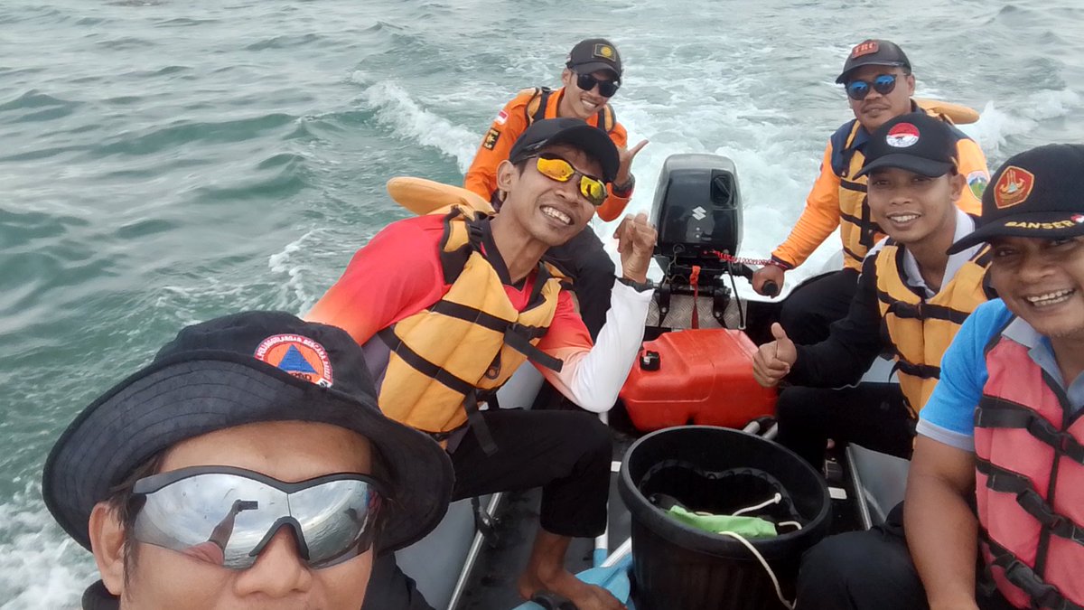 zainuddinpoten's tweet photo. Operasi pencarian nelayan Jepara yang hilang diperairan Jepara https://t.co/jdvygnvEQe