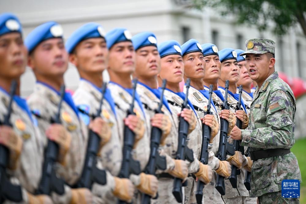 PDChinese's tweet photo. 【抗戰勝利80周年閱兵準備工作進展順利】紀念中國人民抗日戰爭暨世界反法西斯戰爭勝利80周年大會舉辦在即。日前，在閱兵集訓點，閱兵訓練有條不紊推進，各項準備工作進展順利。 https://t.co/gbqQ0F9SVI