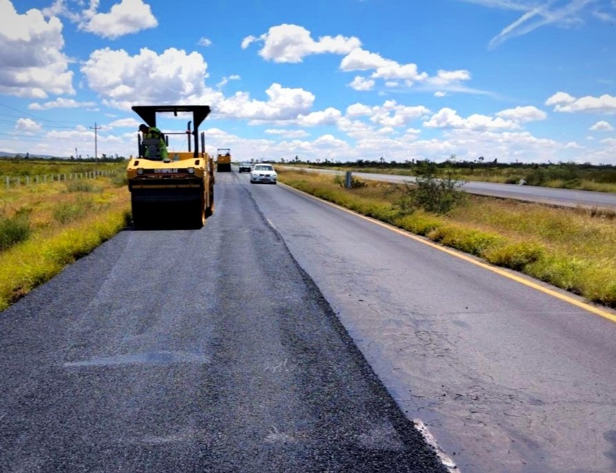 SICT_Zacatecas's tweet photo. Trabajamos diariamente en la conservación de la carretera federal 54 #Zacatecas-Saltillo, con diversas obras como renivelación y bacheo.🛣️
📍Municipios de #Mazapil y #VillaDeCos.
👷Compartimos los trabajos realizados en los tramos del km 182+100 al 183+000, 124+900 y 124+600. https://t.co/IahFE9Sckk