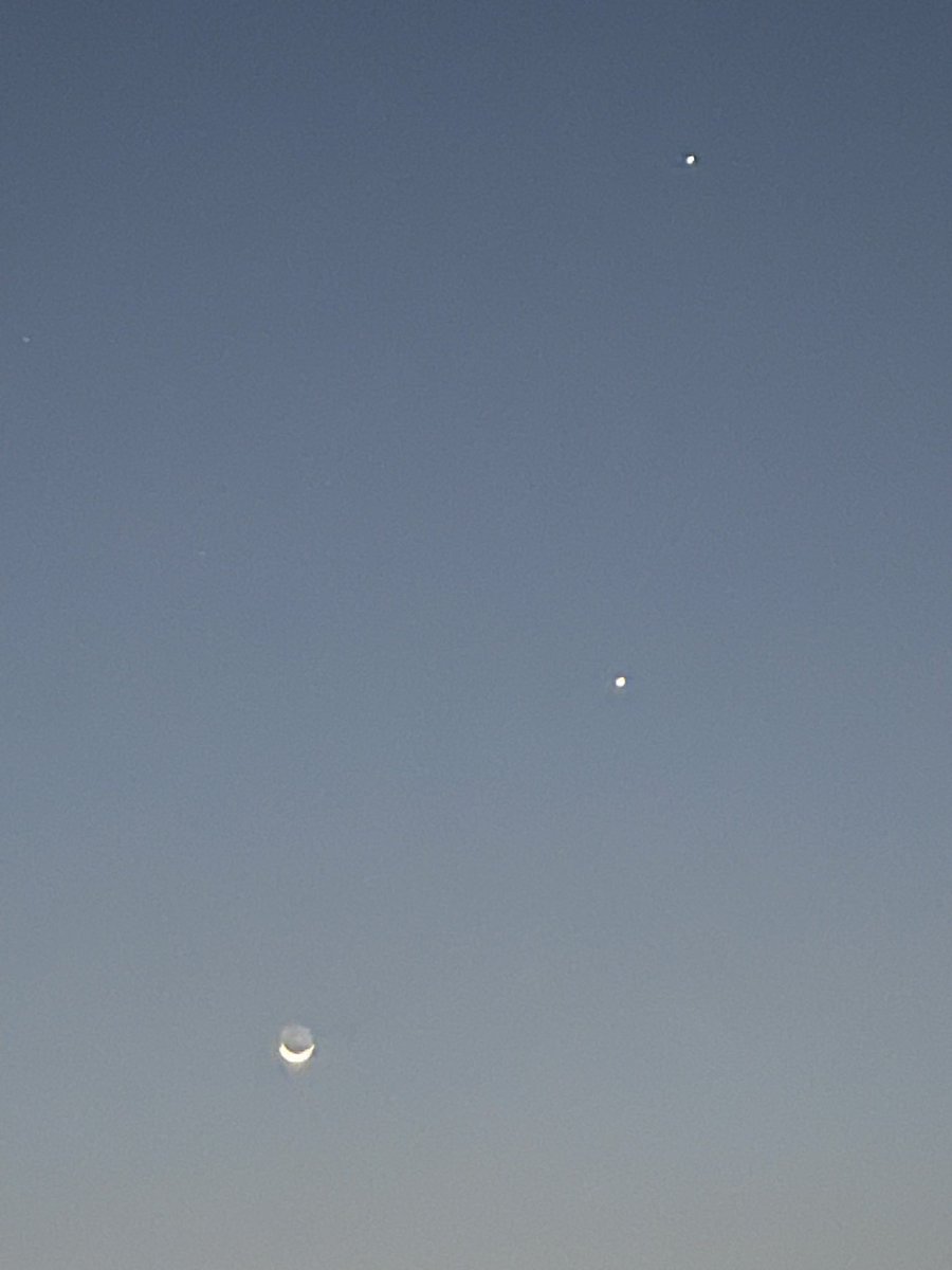 #GoodMorning 

A canvas of dawn, where night gently fades and hope quietly rises.

What a beautiful alignment! 
#Moonshot #stars #DelhiMorning 
#sunrisephotography #nofilter