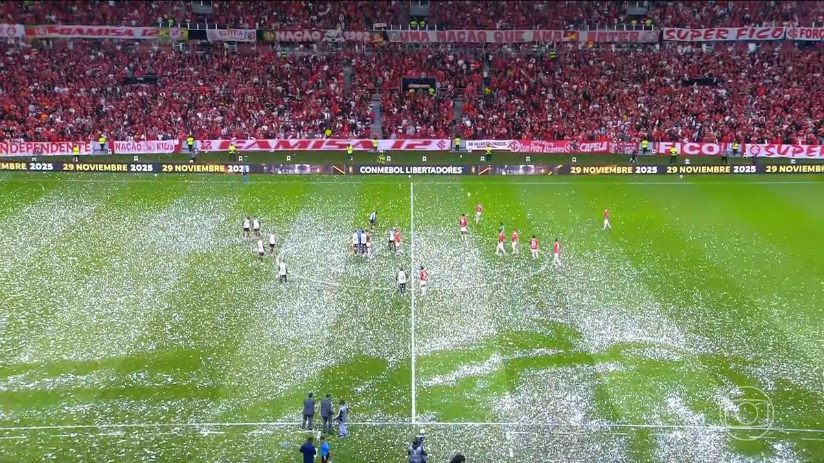 Olha, parabéns pra essa ideia dos papéis picados... Aqui começa de 22:30, no mínimo.