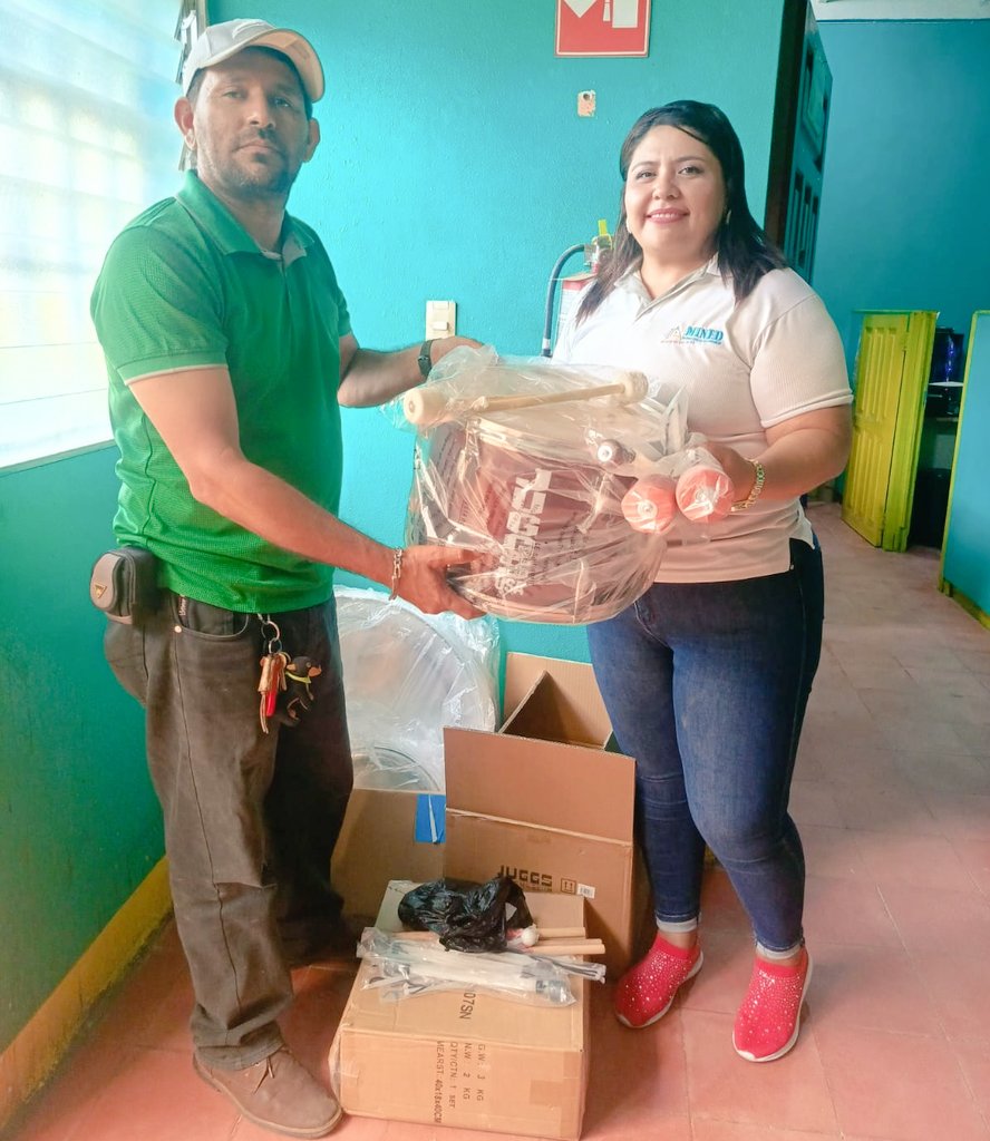 MinedSjrc's tweet photo. 🇳🇮🥁Entrega de instrumentos y repuestos para bandas escolares en distintos Centros Educativos.❤️🖤

🤝🫶 Expresamos nuestro sincero agradecimiento a las Autoridades Municipales por llevar alegría y entusiasmo a niñas y niños de los Centros Educativos beneficiados. 🥳👏🇳🇮 https://t.co/bqYlOteNJt