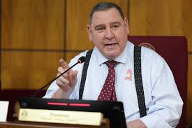 Yamil Esgaib fustigando el nepotismo y Javier Zacarías Irún acusando de ladrón a otro es lo más estrafalario que te puede brindar el rebaño politiquero cartista. ¡Amores del Quincho!