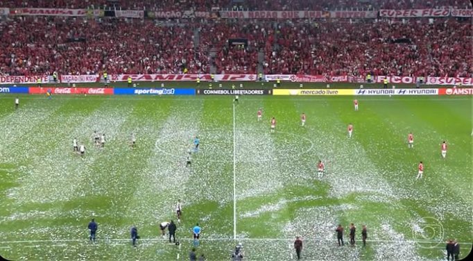 eduardobars's tweet photo. Quem teve essa brilhante ideia de jogar papel picado antes do jogo?? Cara, o responsável por essa burrice merece muito o soco na boca 
Não para de cair papel kkkk https://t.co/x19cxWpxad
