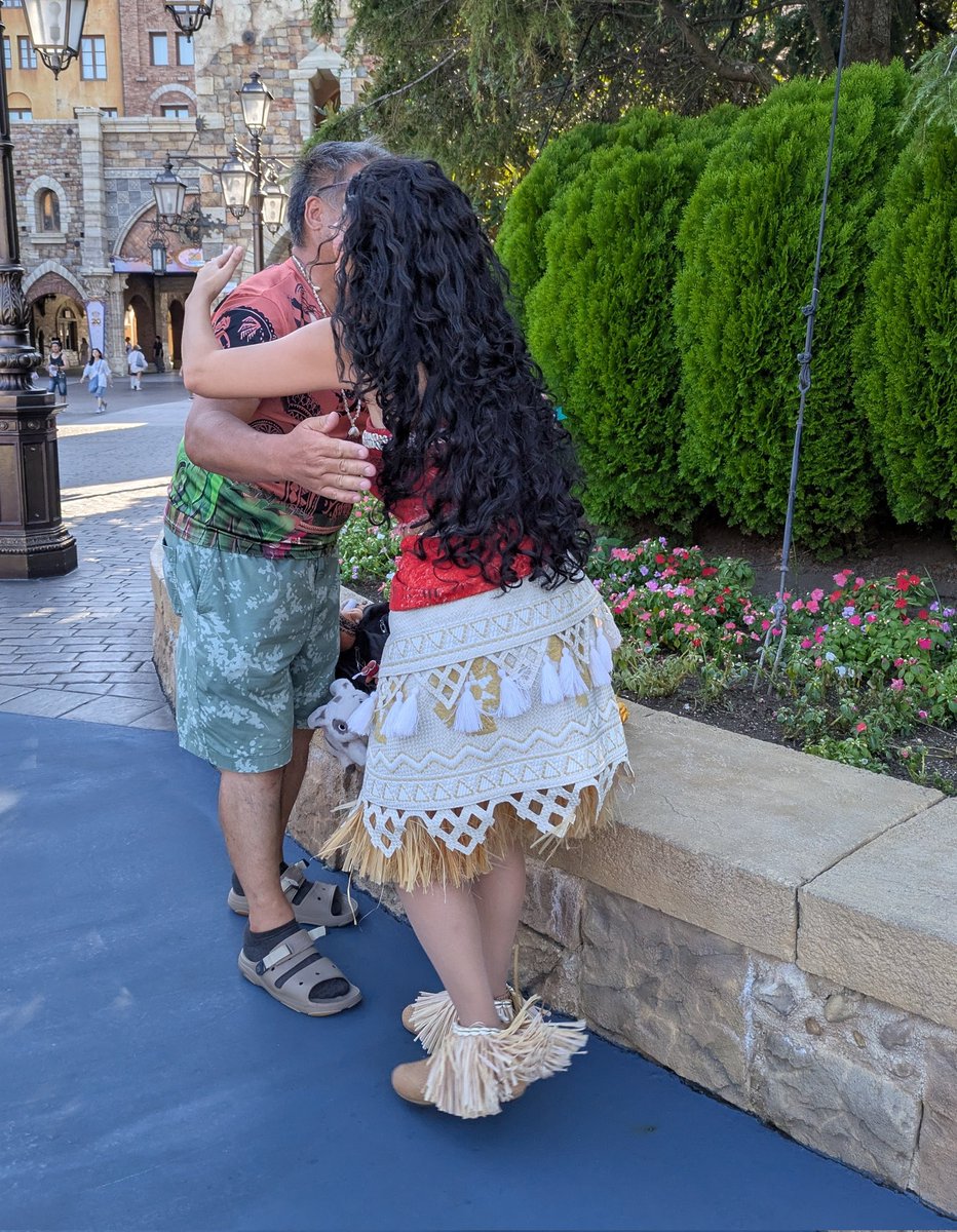 ハイタッチだけで大満足なのに、
モアナはマウイのおじさんが来てくれたことがめちゃくちゃ嬉しかったのかハグしてくれと😅（照りちゃう❤️）
更に最後にももう一度ハグしてってお願いされた😱（２度目も照れちゃう❤️）

ぜひデカくて日焼けした男性達へ
モアナがキミを待ってるよ🥰