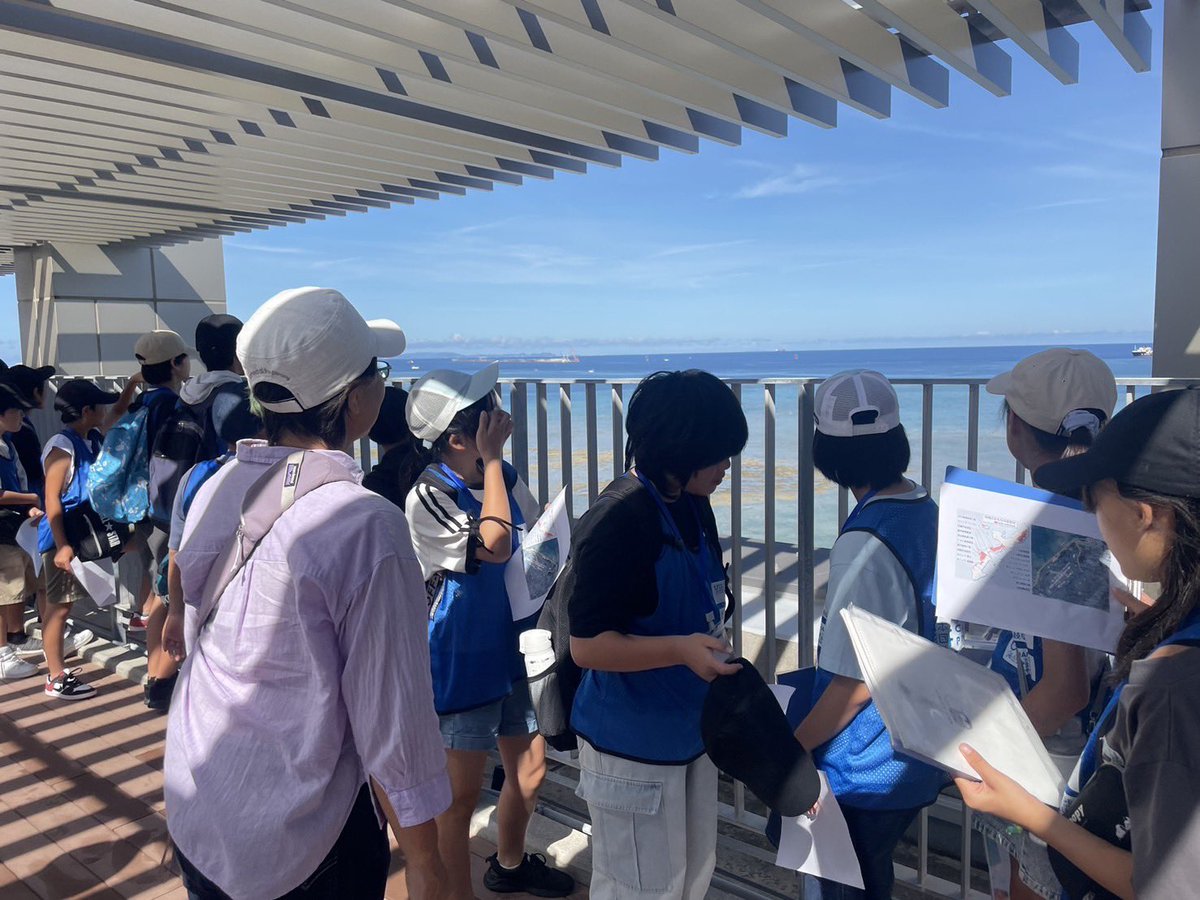 umigifu's tweet photo. アユでつながる岐阜と沖縄
川と海からひも解くつながり
〜岐阜と沖縄の未来への約束〜

サンエー浦添西海岸
パルコシティの展望台から
サンゴ礁について学んでいます
素晴らしい眺めです

#海と日本　#日本財団
#岐阜県　#沖縄県
#藍川北学園　#わかあゆ学
#しまうみ探検隊 https://t.co/WYJVc1TXHd