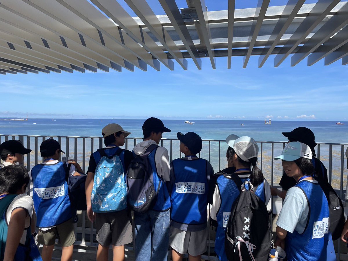 umigifu's tweet photo. アユでつながる岐阜と沖縄
川と海からひも解くつながり
〜岐阜と沖縄の未来への約束〜

サンエー浦添西海岸
パルコシティの展望台から
サンゴ礁について学んでいます
素晴らしい眺めです

#海と日本　#日本財団
#岐阜県　#沖縄県
#藍川北学園　#わかあゆ学
#しまうみ探検隊 https://t.co/WYJVc1TXHd