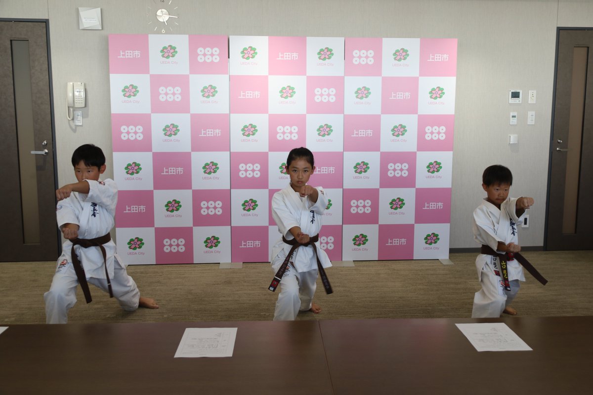cityueda's tweet photo. 空手の全国大会で優秀な成績を収めた皆さんに、表敬訪問をいただきました。
・小学高学年型団体準優勝　林さん（塩川小5年）、金井さん（神川小4年）、山口さん（東小4年）
・組手中級中学生の部優勝　伊藤さん（塩田中3年）
・組手初級小学5年の部3位　美濃さん（軽井沢町）　
#上田市 https://t.co/9j4kBVVvtR