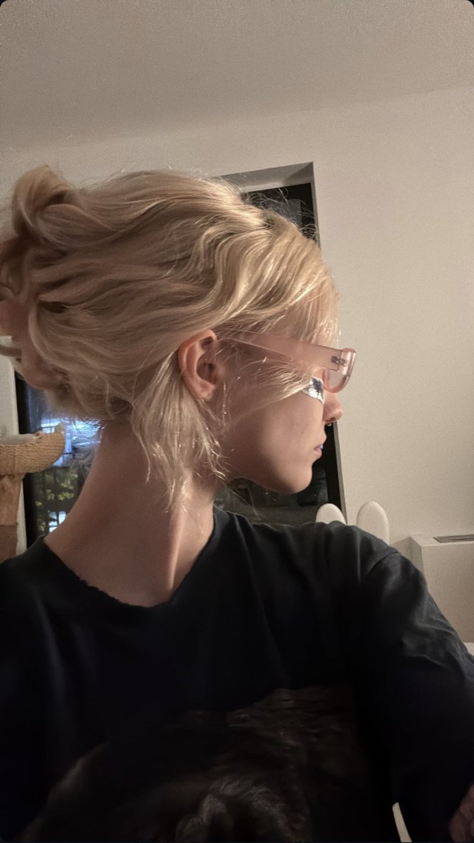 ☆ chloe moriondo posted on their instagram story : @/chloemoriondo on ig

🩹