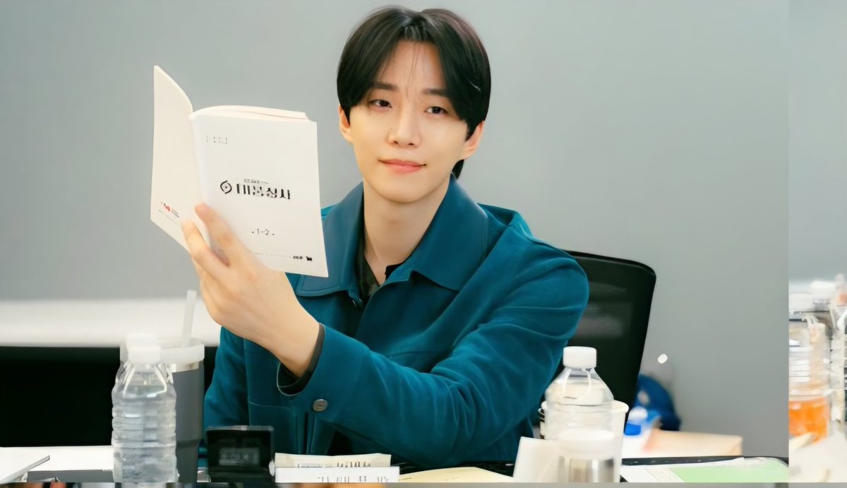 ‘태풍상사’ 이준호, 대본리딩 현장
1997년으로 이동…평범한 사람들의 뜨거운 생존기 (출처 : 네이버 연예) naver.me/FJIid7az

#이준호 #LEEJUNHO
#태풍상사 #강태풍