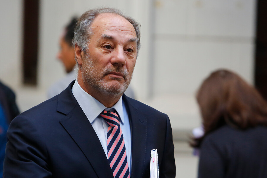 El empresario Juan Sutil ; jefe estratégico de la campaña de Evelyn Mathhei, aseguró que el régimen de Pinochet no fue una dictadura “porque las dictaduras se perpetúan en el poder, el gobierno fue dictatorial y terminó”  Pinochet, estuvo 17 años en el poder, restringió las
