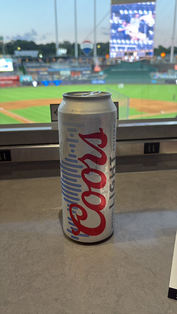 MrSteelhart's tweet photo. The Brits can’t comprehend a 25oz can and some hard ball https://t.co/M1UCUzL1yH