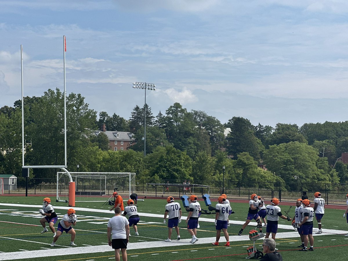 Amazing day spent with <a href="/HobartFootball/">Hobart Football</a> this past Sunday. Thank you to <a href="/Coach_DeWall/">Kevin DeWall</a> , <a href="/Liam_FMurphy_/">Liam Murphy</a>  and the entire coaching staff and players for their incredible hospitality and the ability to watch and learn during their high energy practice !!

#TheHobartWay
#BigDogs