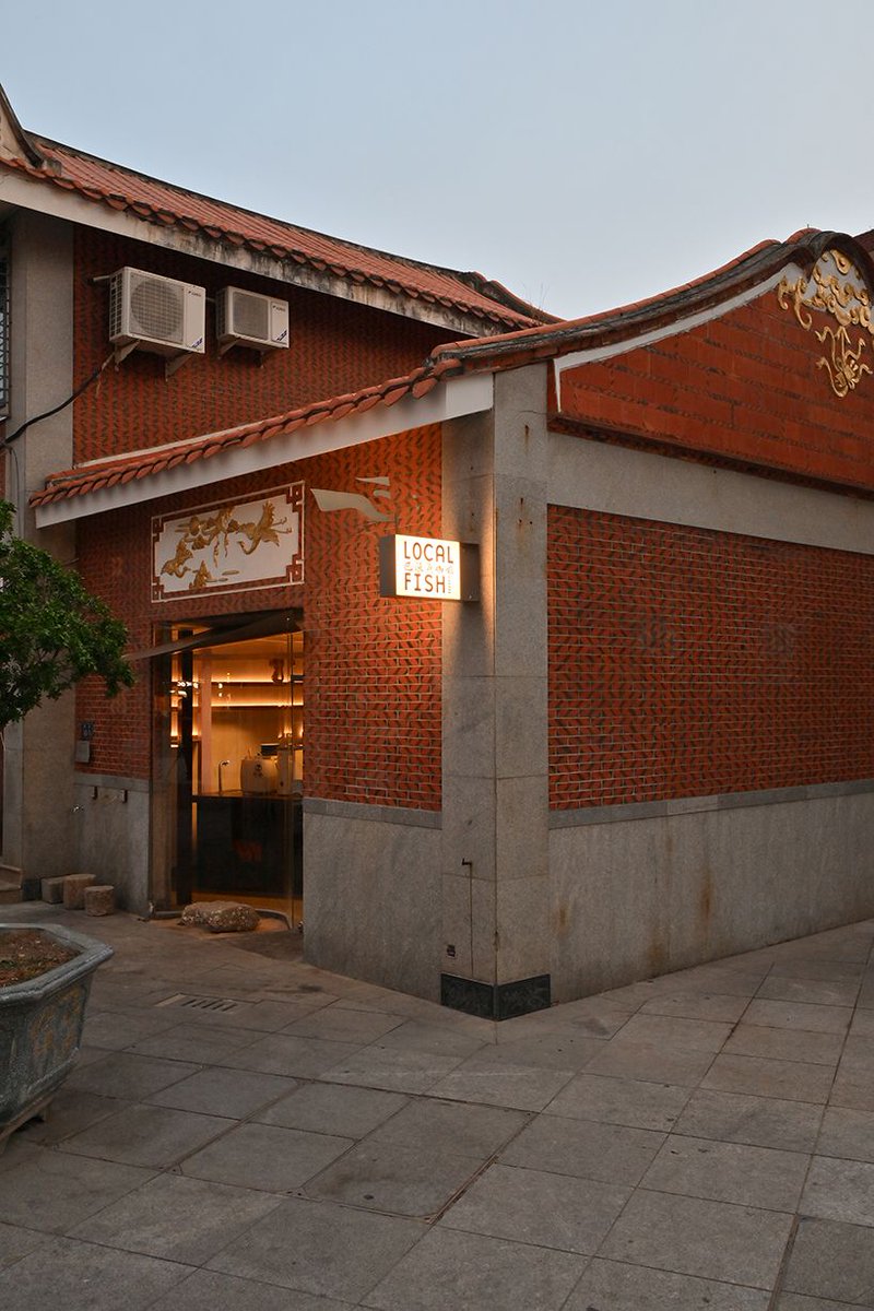 designboom's tweet photo. SHAWADS weaves maritime heritage into quanzhou local fish coffee's ocean-like interior https://t.co/BAKU5s7C9H https://t.co/xreO5tzlZi