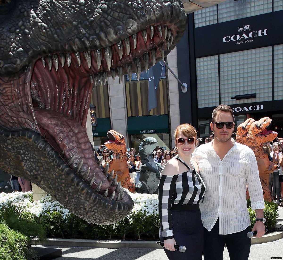 In honor of how huge and fast the dinosaurs are in #PWBrokenEmpire, Bryce and I took to The Grove in Los Angeles to make the largest delivery in <a href="/amazon/">Amazon</a> history: a 40-foot-long box containing a T-rex statue! 📦 🦖 🇺🇸