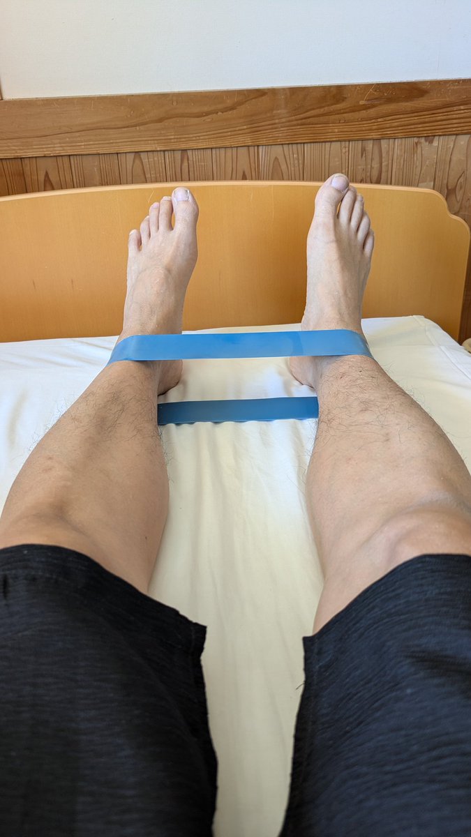 暇潰しで筋トレ中
今日はリハビリが２回だけなので自主的に筋トレしておかないと。
少しずつだけど筋肉が戻ってきてる。
怪我前まではまだ遠いけどいい感じだ(^_^)