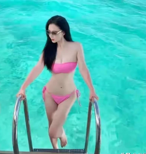 44岁张萌穿比基尼度假，皮肤白到发光，这状态比小姑娘还能打