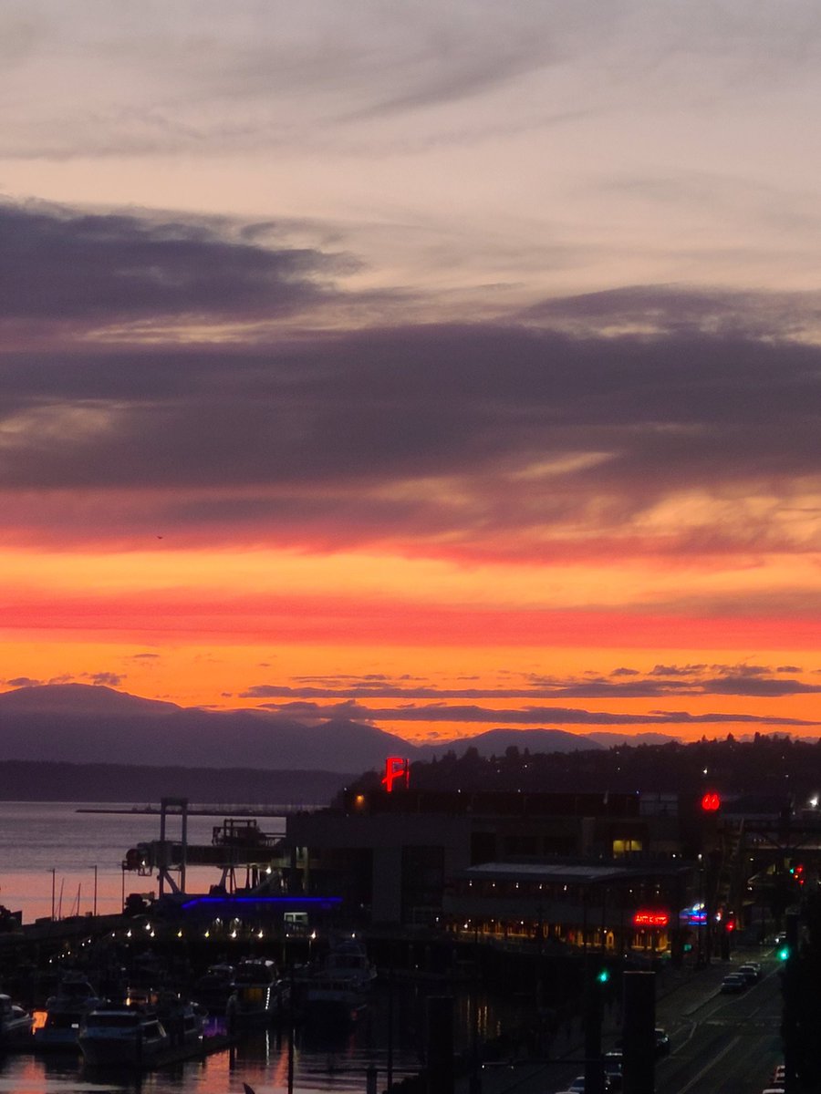 LeslieMcgehee's tweet photo. Just a short walk from the @Letyouknowinc office to the new waterfront park & waterfront overlook. The sunset was amazing last night! π
π
#seattle #sunset #pnw #seattlesunset #waterfront #overlook #pnwsunset https://t.co/DkPtoZGkgD