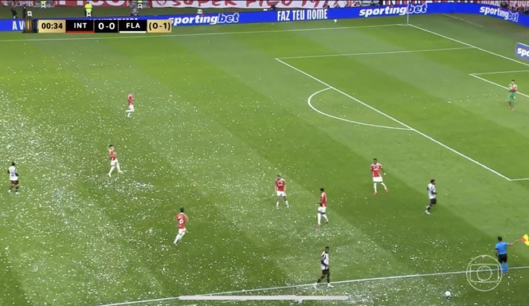Graças a Deus os lados do campo tão bem iguais hein, toda malandragem será castigada  #INTXFLA