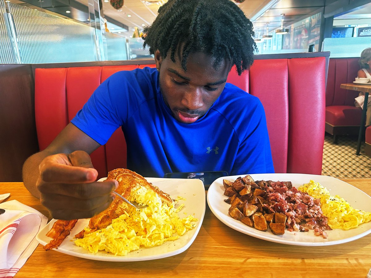 Mikeyhunt727's tweet image. Training assisted by @MoveInsoles ✅
Fueling up @Silver_Diner ✅
Recovering consistently @Hyperice ✅

#HuntMode #GlobalDB