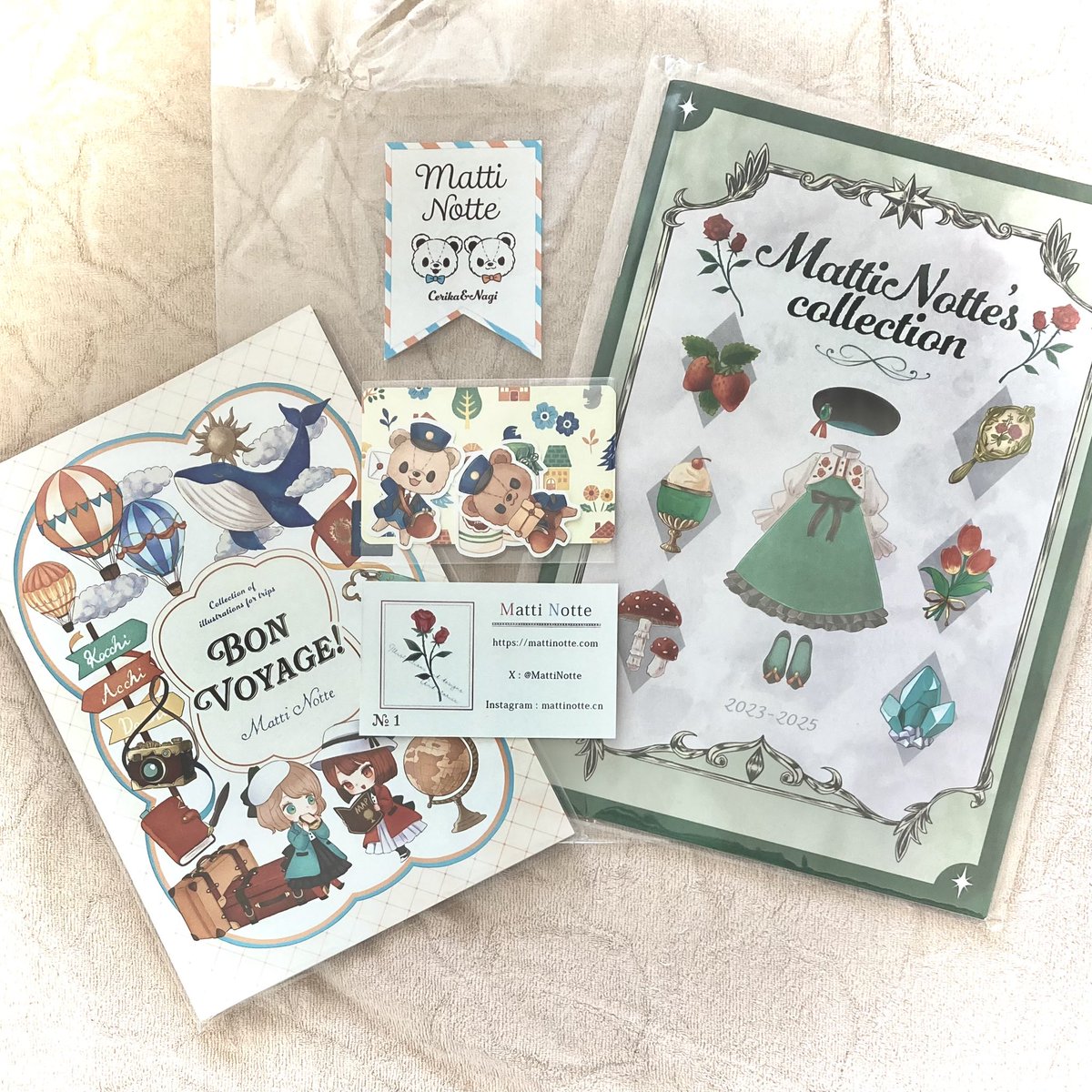 Sheep94Blackm's tweet photo. 「イラスト本『MattiNotte's collection』」
「イラスト本『Bon Voyage!』」
mattinotte shop で購入させていただいたものが
先日、届きました！
めちゃ可愛いお本で、キラキラかわいいもののコレクション詰め合わせってかんじがすごく良き…✨

@MattiNotte さま
@hidukinagi さん　@cerikafika さん https://t.co/k2xp4PTmIb