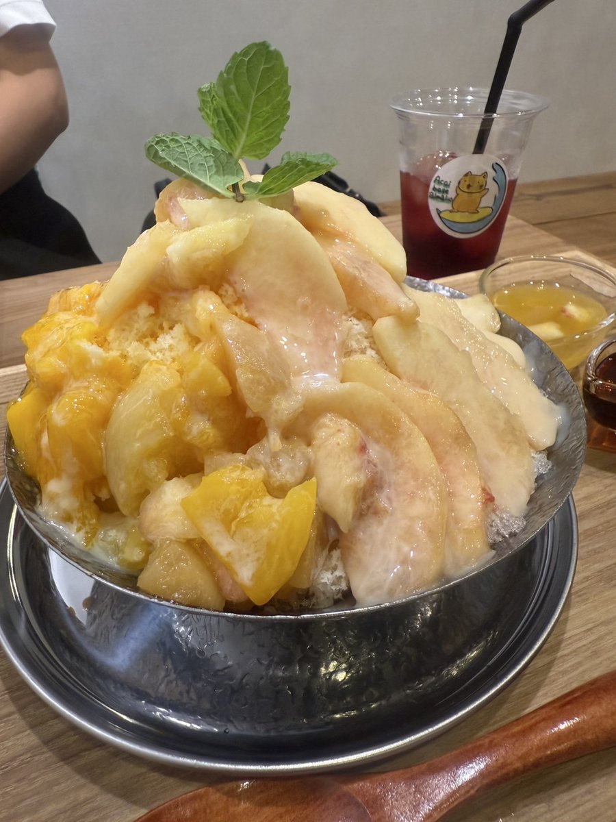 haru777day's tweet image. 残暑、きびちぃ～😵
けど、夏が終わるのは名残惜しい🥲
残り少ない夏を楽しんでいく～😊
　桃を丸ごと2個使用しているという、絶品かき氷、完熟桃かき氷😍!!
流行りに乗ってく～😋
 #絶品かき氷
 #完熟ももかき氷
 #acai 
 #アサイー専門店
 #アサイーベース
 #アルマリオ
