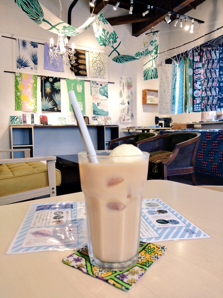 おはようございます。
暑いですねー
涼しいお部屋から甘夏書店の通販もオススメ！ストアーズにあります。

店内では
「本と手ぬぐい１０」限定メニュー「手ぬぐいティー」が人気です💕
手ぬぐいティーってなんなのさ？！昨年も大好評！
1番人気は、
「葉のささやき」他にも… ameblo.jp/cafe-ikka/entr…