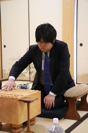 おはようございます。名人戦棋譜速報です。本日はＡ級２回戦
▲糸谷哲郎八段（１勝０敗）－△佐々木勇気八段（０勝１敗）
を中継しております。よろしくお付き合いください。
meijinsen.jp Ａ級対戦表bit.ly/3V2U9dw #shogi #meijinsen