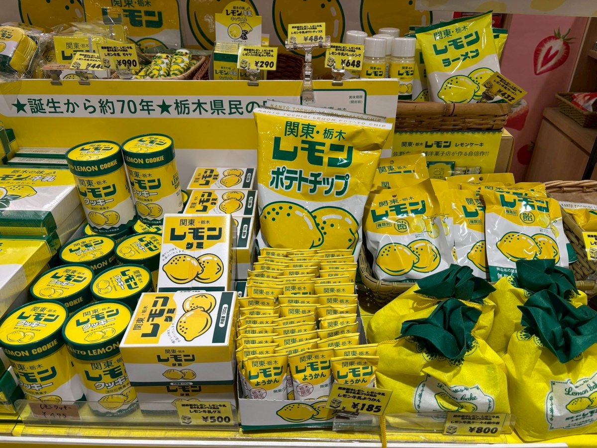 648 トチ 骨董品.一枚板で立体に彫刻した物 カヤ拭き漆栃の実誕生飾り箱 木製