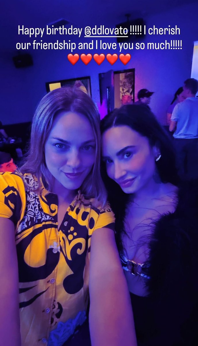 “Feliz aniversário!!!!! Eu prezo muito a nossa amizade e te amo muito!!!!!”

📸 | Natalie Minerva, manicure de Demi Lovato, via Instagram Story parabenizando a cantora.