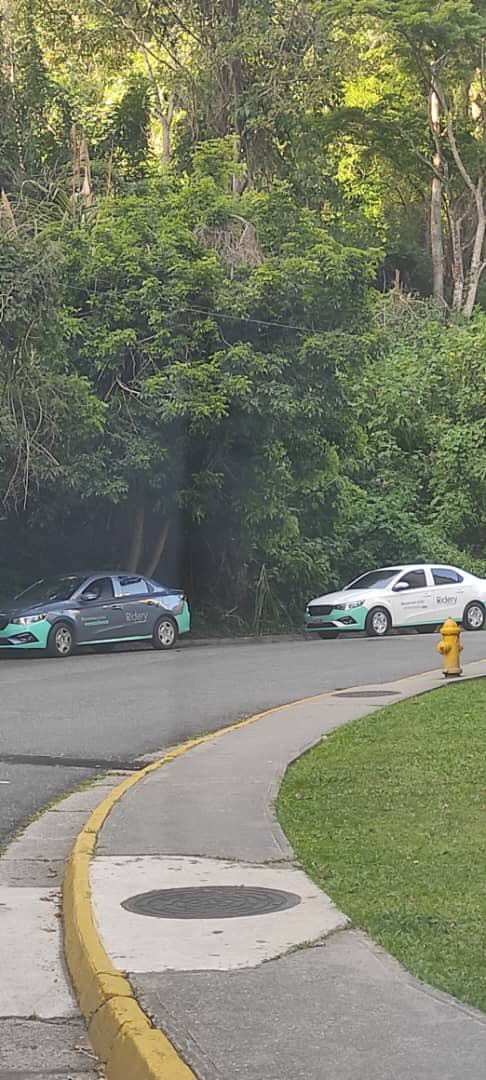 <a href="/RideryVzla/">Ridery</a>  <a href="/UrbCigarral/">ASOCIGARRAL - ASOCIACION CIVIL PARQUE EL CIGARRAL</a> en la calle 2 de la urb El Cigarral se encuentran estos vehículos estacionados. Esta es una zona RESIDENCIAL y no un estacionamiento. Se requiere avisarles a esas personas que no pueden venir a dormir aquí o dejarlos en la vía