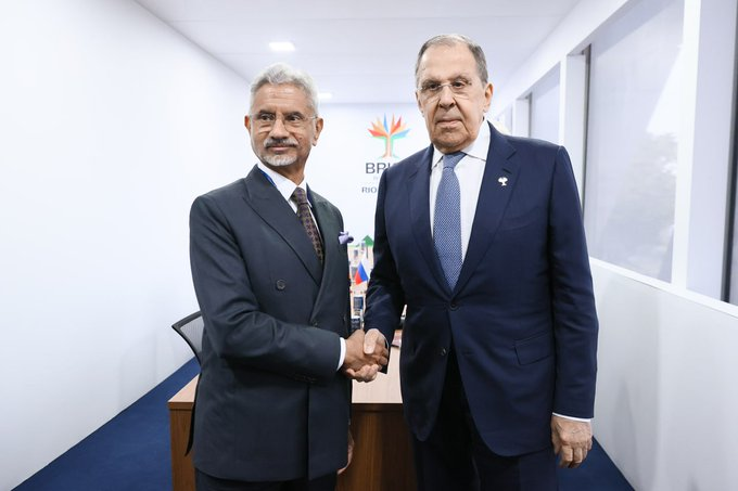 🔸EAM <a href="/DrSJaishankar/">Dr. S. Jaishankar</a> to meet Russian Foreign Minister #SergeyLavrov in #Moscow today, reinforcing the India-Russia special privileged strategic partnership.

🔸Talks are expected to cover bilateral, regional &amp; global issues with a focus on economic resilience and multipolar
