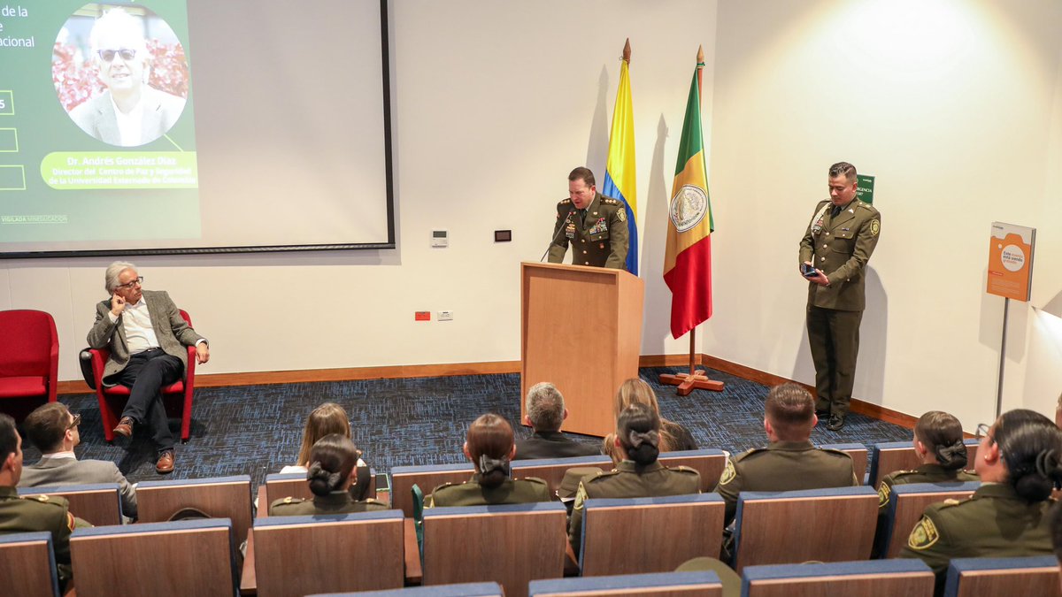 📚 En alianza con la <a href="/UExternado/">U.Externado</a>, once de nuestros policías iniciaron la Especialización en Política de Defensa y Seguridad Internacional.

La apertura académica estuvo presidida por el <a href="/DirectorPolicia/">General William Oswaldo Rincón Zambrano</a>, quien destacó la importancia de fortalecer la formación y profesionalización