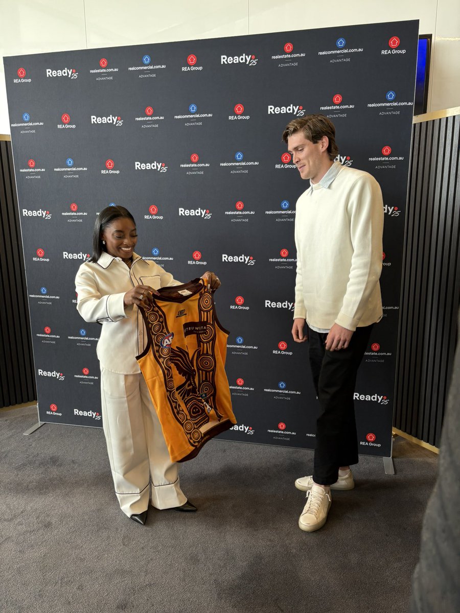 The newest member of the Hawthorn faithful <a href="/Simone_Biles/">Simone Biles</a> 🐐🤎💛