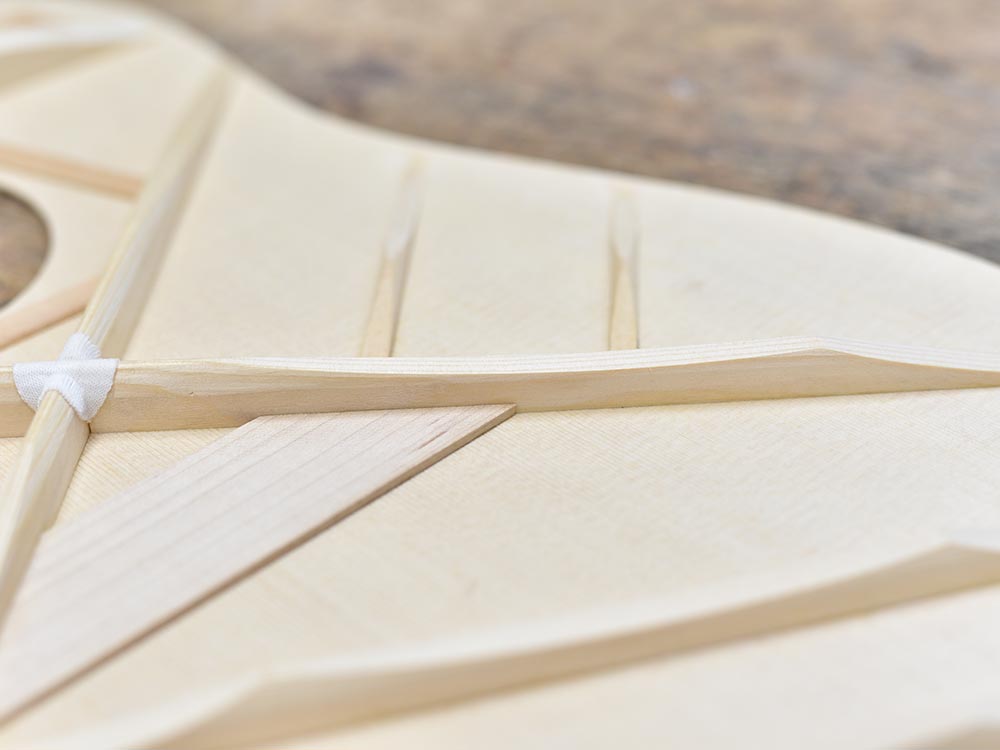 【Headway LEGACY】

ブレイシングを削り込むことによって板の振動を調整するスキャロップ加工の量においても百瀬の晩年の仕様を踏襲。

削り込みを浅めに設定することでトップ板の剛性を保持しながらも、ウッディな鳴りも生み出す絶妙なバランスを再現したM’sスキャロップドを採用しております。