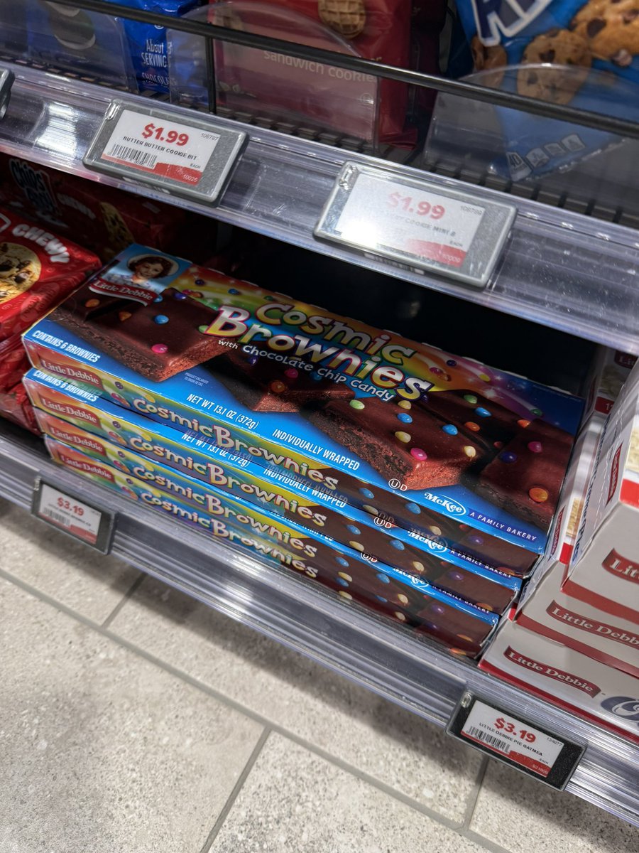 heykayadams's tweet image. This is why I love kwik trip in Wisconsin. 

What other gas station stocks full size lil debs?!