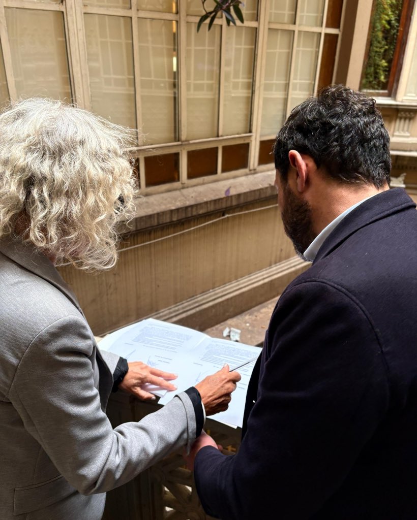 maxiferraro's tweet photo. SPAGNUOLO NO SOLO DEBE RENUNCIAR, DEBE DAR EXPLICACIONES ANTE LA JUSTICIA

La inminente renuncia de Spagnuolo confirmaría la autenticidad de los audios. Su salida de la Agencia de Discapacidad no puede tapar el fondo de la cuestión. Por eso, junto a @MonicaFradeok nos presentamos ante la Justicia para que se lo cite como testigo en la causa en la que ya habíamos denunciado a Karina Milei por la posible comisión de delitos en el ejercicio de la función pública.

El gobierno mata al mensajero para tapar su corrupción. Caiga quien caiga no puede haber más impunidad en la Argentina.